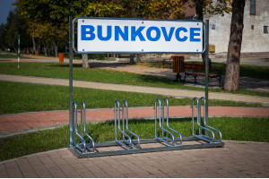 Cyklostojan IQ 4 s reklamným panelom, pozinkovaný