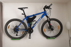 Držiak na bicykle na stenu za pedal, zelený. Jednoduchá montáž. Lacný cenovo dostupný držiak za pedál.
