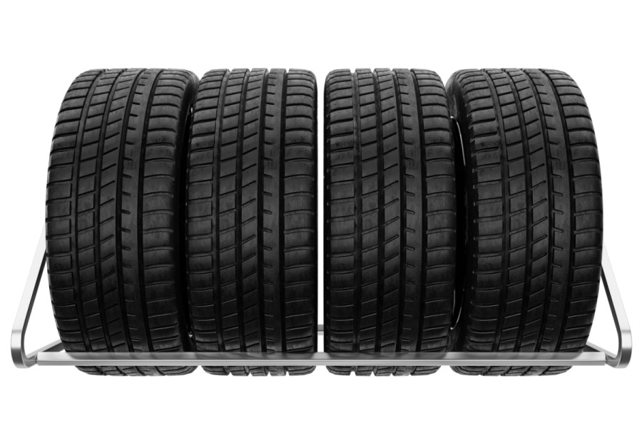 Držiak na pneumatiky na stenu, 4 miestny, pozinkovaný. Držiak a regál na pneumatiky do garáže z našej dielne vám zorganizujú váš úložní priestor.  Tento pozinkovaný nástenný držiak je určený pre uskladnenie 4 pneumatík s diskami. Na výber máte rôzne šírky políc 94 cm a 105 cm. Ak máte pneumatiky do šírky 235 mm postačuje vám držiak pneumatík s policou 94 cm. Ak by ste chcel väčší úložný priestor pre vaše pneumatiky bude pre vás ideálny držiak s policou 105 cm. Montáž je jednoduchá a zvládne ju každý. K držiaku dodávame montážnu sadu skrutiek a kotviaci materiál do betónovej steny. Držiaky do garáže máme skladom.
