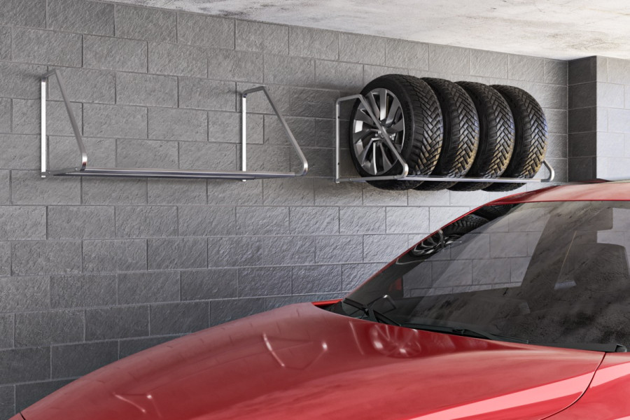 Držiak na 4 pneumatiky na stenu. Držiak na pneumatiky pre rôzne šírky pneumatík a diskov vám pômože  zorganizovať príestor na podlahe garáže. Garáž sa stane garážou pre auto a stena úložnou častou pre pneumatiky s diskami. Ide o praktické skladovanie zimných a letných pneumatík. Pozrite si našu ponuku uložnych systémov do garáže. 
