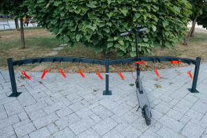 Stojan na kolobežky 10 miestny jednostranný