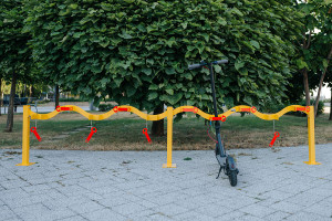 Stojan na kolobežky 10 miestny, jednostranný